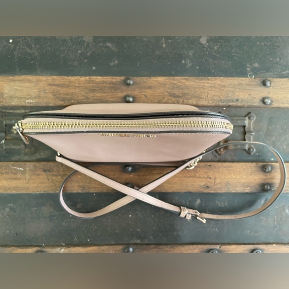 Authentic Michael Kors Cindy LG Dome leather crossbody bag purse ~ - Picture 6 of 16